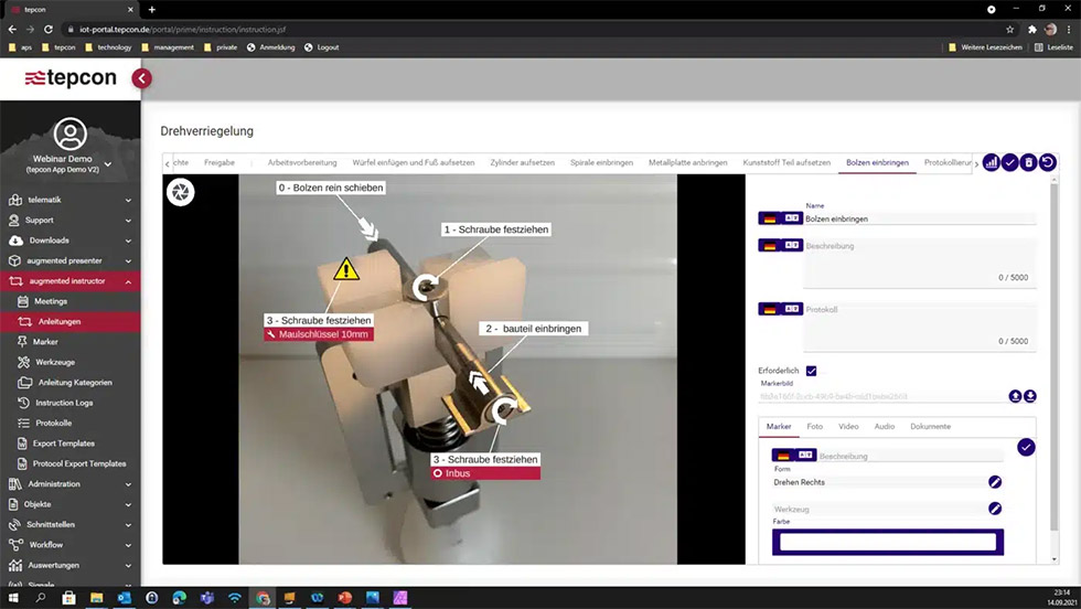 Ungelerntes Produktionspersonal führt dank der digitalen Schritt-für-Schritt-Anleitung der tepcon GmbH eine Self-Maintenance an einer Maschine durch.