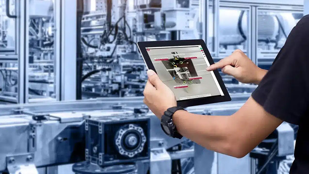 Produktionsmitarbeiter nutzt den instructor der tepcon GmbH, um Wartungsaufgaben ohne externe Techniker durchzuführen.