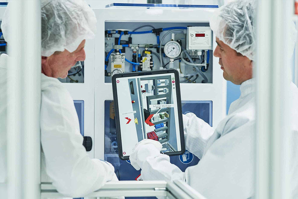 Mitarbeiter dokumentiert Fertigungsprozesse mithilfe des tepcon instructors, um Qualität und Transparenz in der Anlagenmontage zu erhöhen.