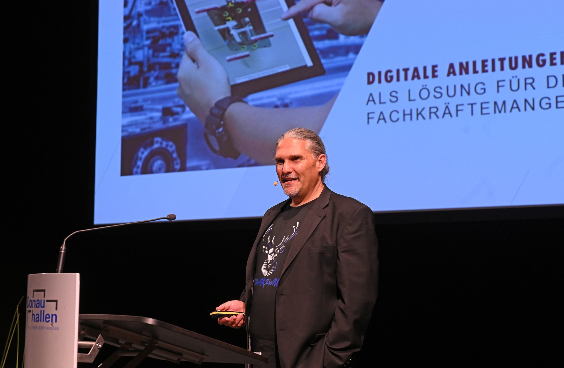 Christoph Kluge from tepcon GmbH gives a talk on the opportunities in the IT sector for school students