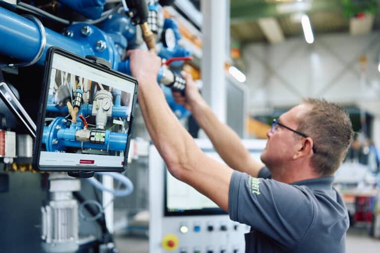 Mitarbeiter prüft eine Verfahrensanweisung, die verbindliche Abläufe und Qualitätsstandards im Unternehmen festlegt.