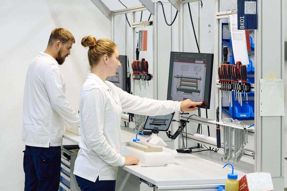 Digitale Prüfanweisung auf einem Tablet zur Qualitätssicherung in der modernen Produktion