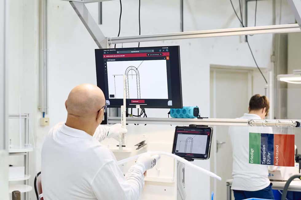 Fertigungslinie in moderner Produktionshalle für effiziente Prozesse