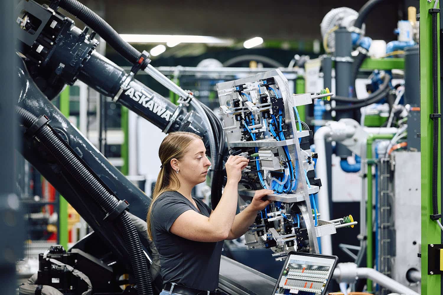 Mitarbeitende analysieren Produktionsabläufe zur kontinuierlichen Verbesserung von Prozessen und Effizienz