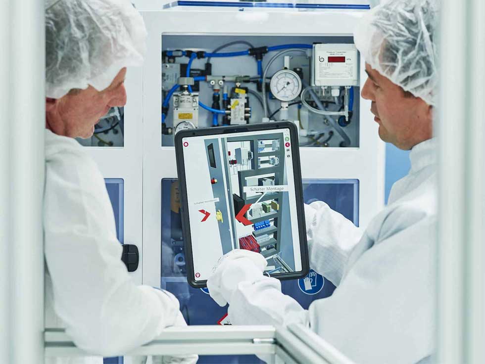 Mitarbeiter betrachtet digitale Arbeitsanweisung auf Tablet erstellt mit dem tepcon instructor – tepcon GmbH